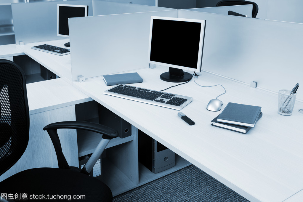 书桌上的智能伙伴 现代办公设备中的计算机