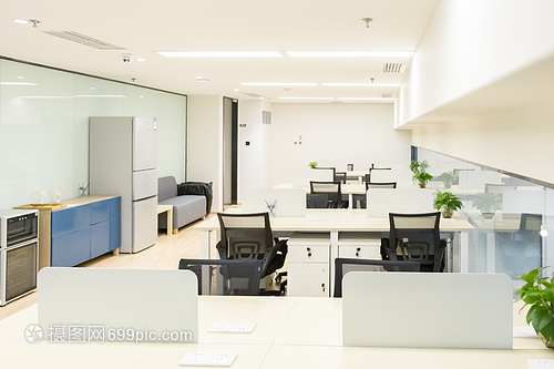 互联网公司办公环境的设备创新与人性化设计